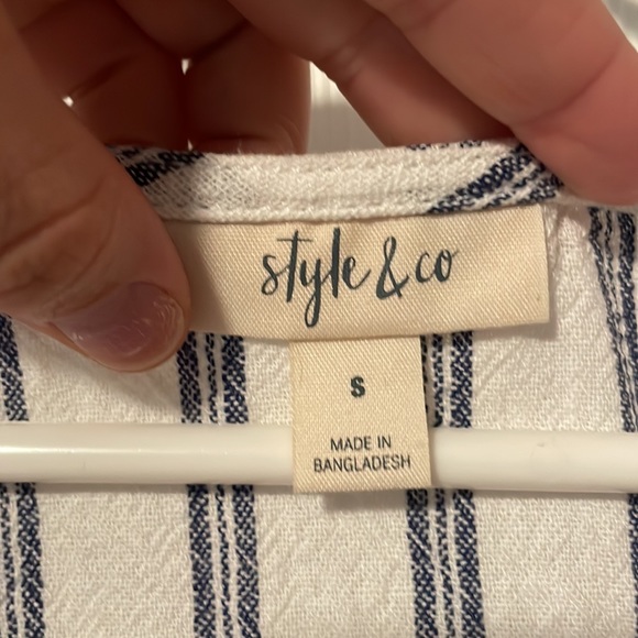 Sleeveless Blouse - Picture 2 of 3